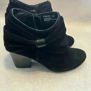 Andrew Gellar Guinevere black suede ankle boots with 3 inch heel EUC side 6